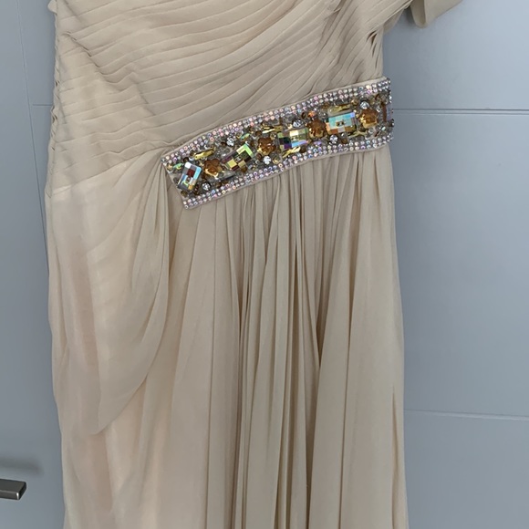 Well groomed gown - Picture 11 of 12